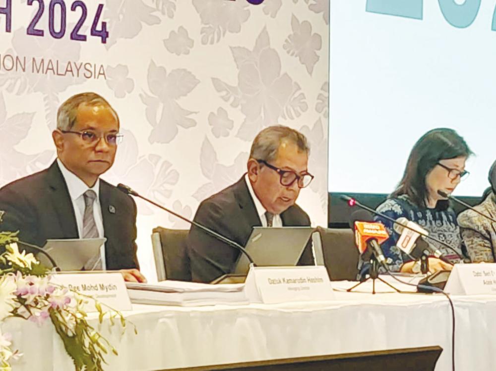 Awang Adek (centre) at the SC 2023 annual report press conference yesterday.