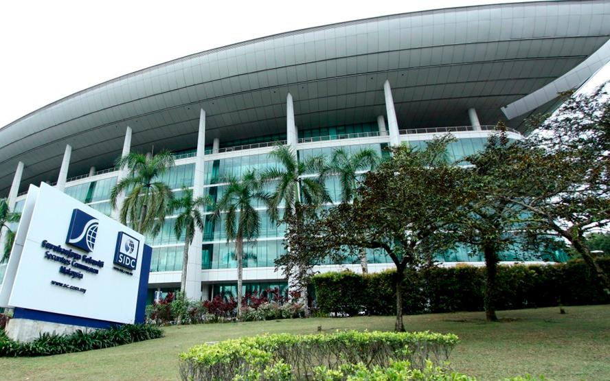 The Securities Commission has urged the public to be alert and never click on random links received from unknown sources. – Bernama filepic