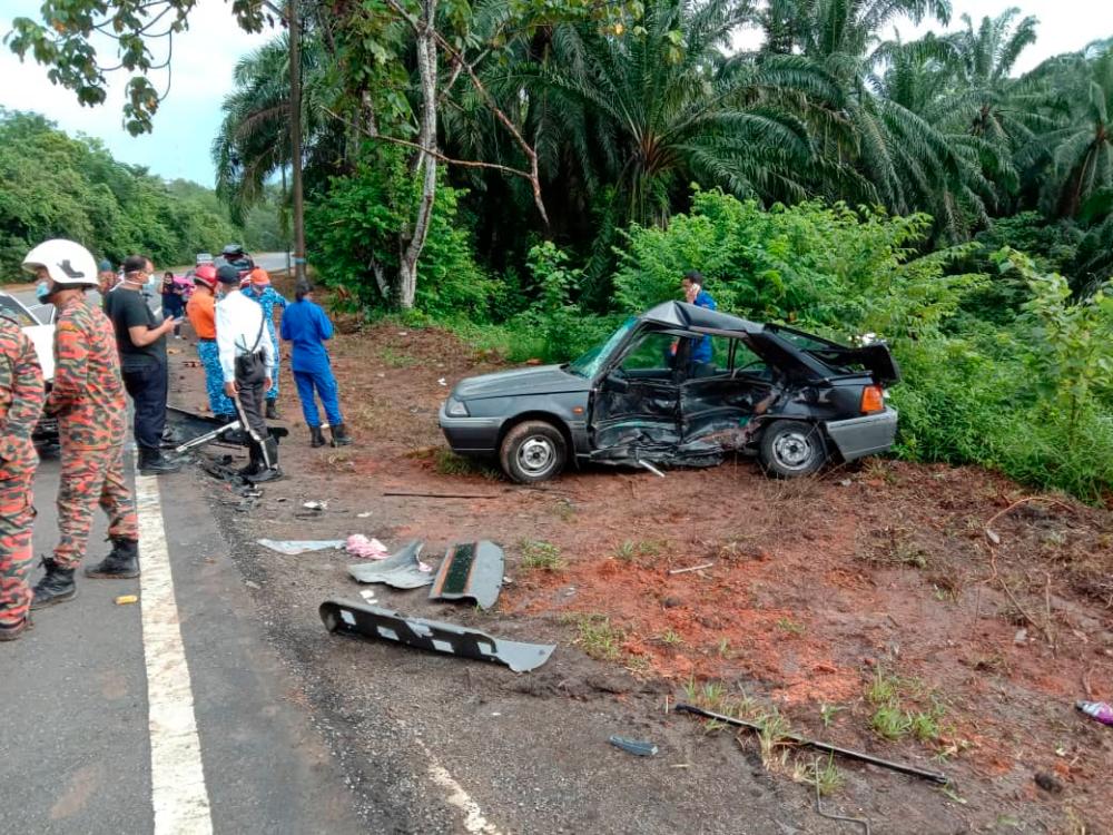Officers from the Fire and Rescue Deparment, with police officers and passers-by, at the scene of the accident. — Facebook pix courtesy of ‎Merak Rimba‎ to Gabungan Anak Perak (Original)
