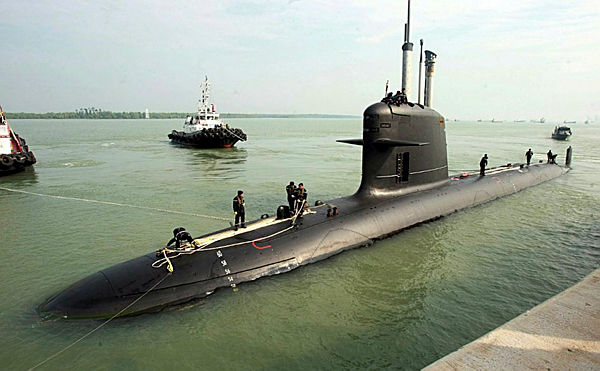 Malaysia’s first submarine,‘KD Tunku Abdul Rahman’, docks in Port Klang outside Kuala Lumpur, Malaysia, on Sept 3, 2009.