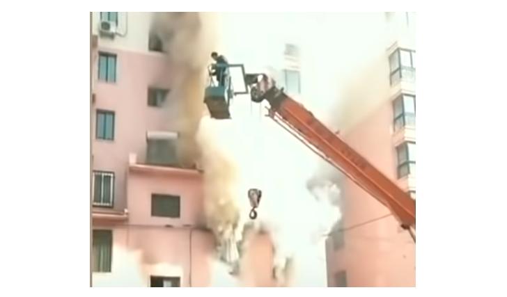 Screenshot of Lan junze using his crane to rescue people from a burning building.