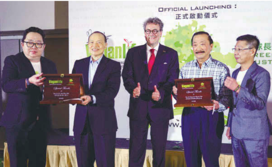 From left: Lai, Lim, Gregoire and Tan Sri Vincent Tan, and Yoo at a token presentation ceremony during the Vegan Nite event. - Sunpix by Amirul