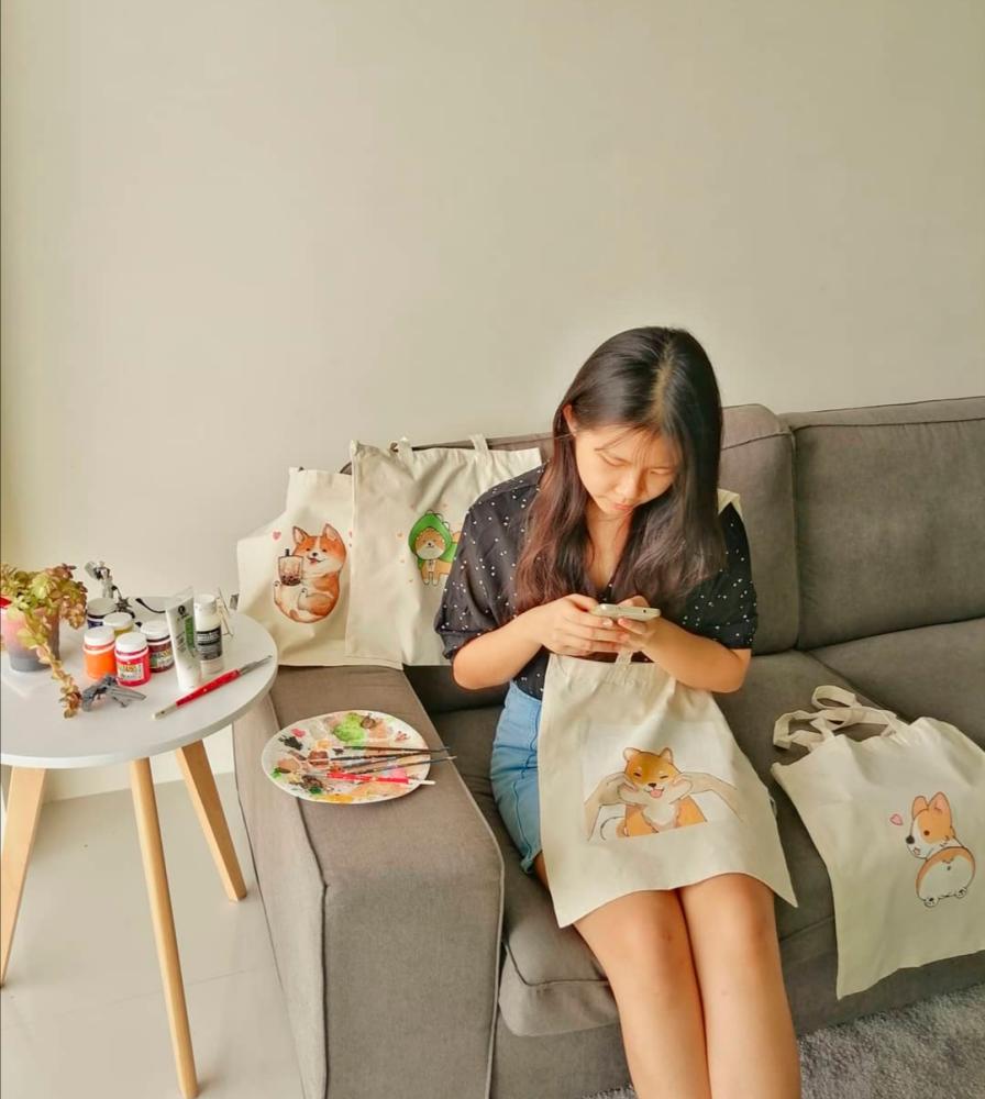 $!Lee hard at work finishing her commissioned tote bag. – @the.art.by.lee Instagram
