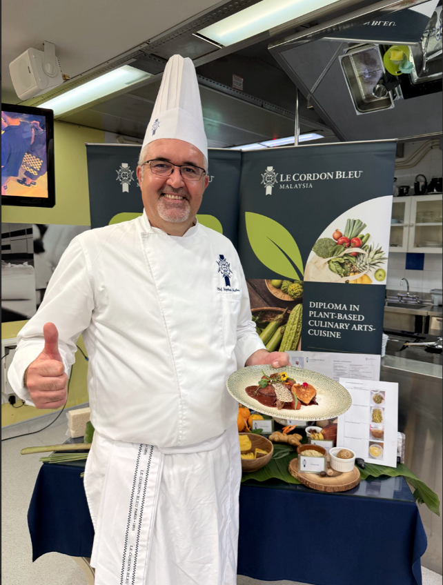 Frelon with his culinary masterpiece after the demonstration. PIX BY SUNWAY LE CORDON BLEU