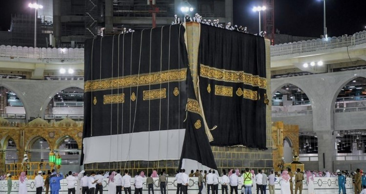 Proses menukar Kiswah Kaabah. - BERNAMApix