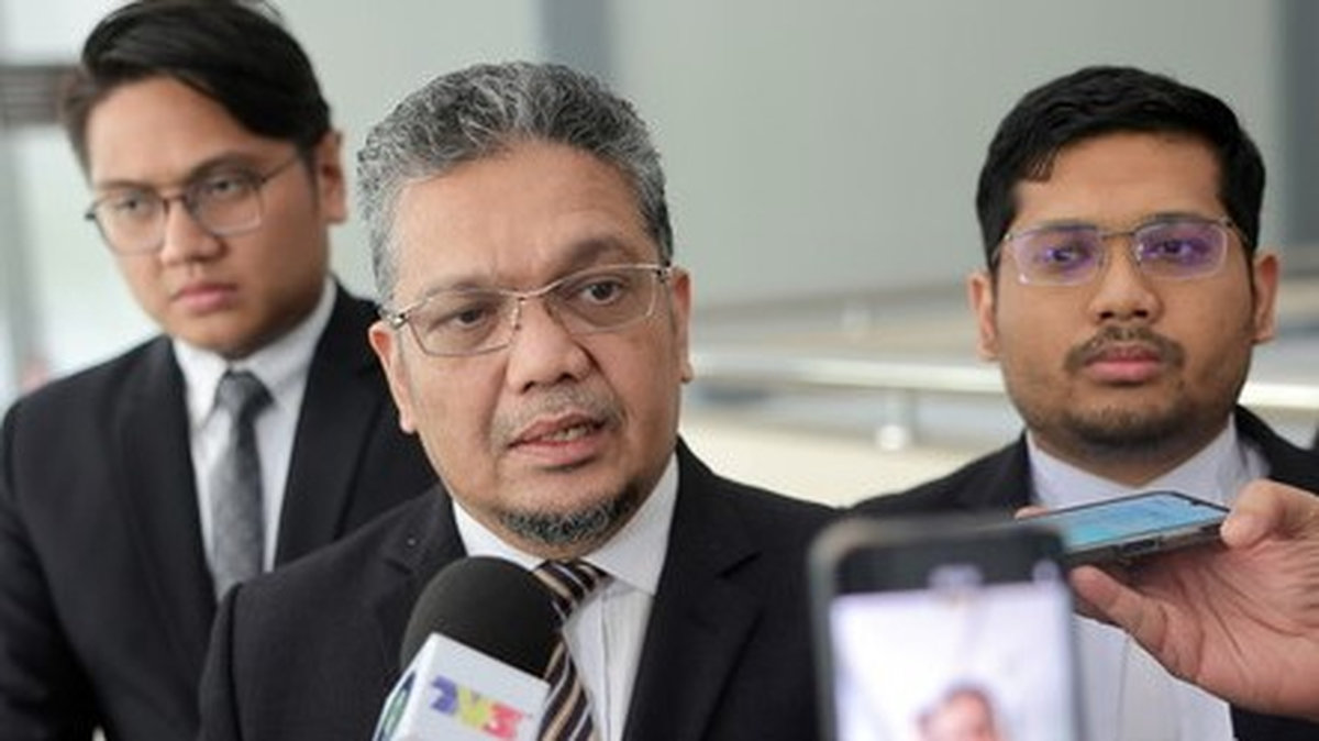 Peguam Datuk Zainul Rijal Abu Bakar (tengah). - BERNAMApix