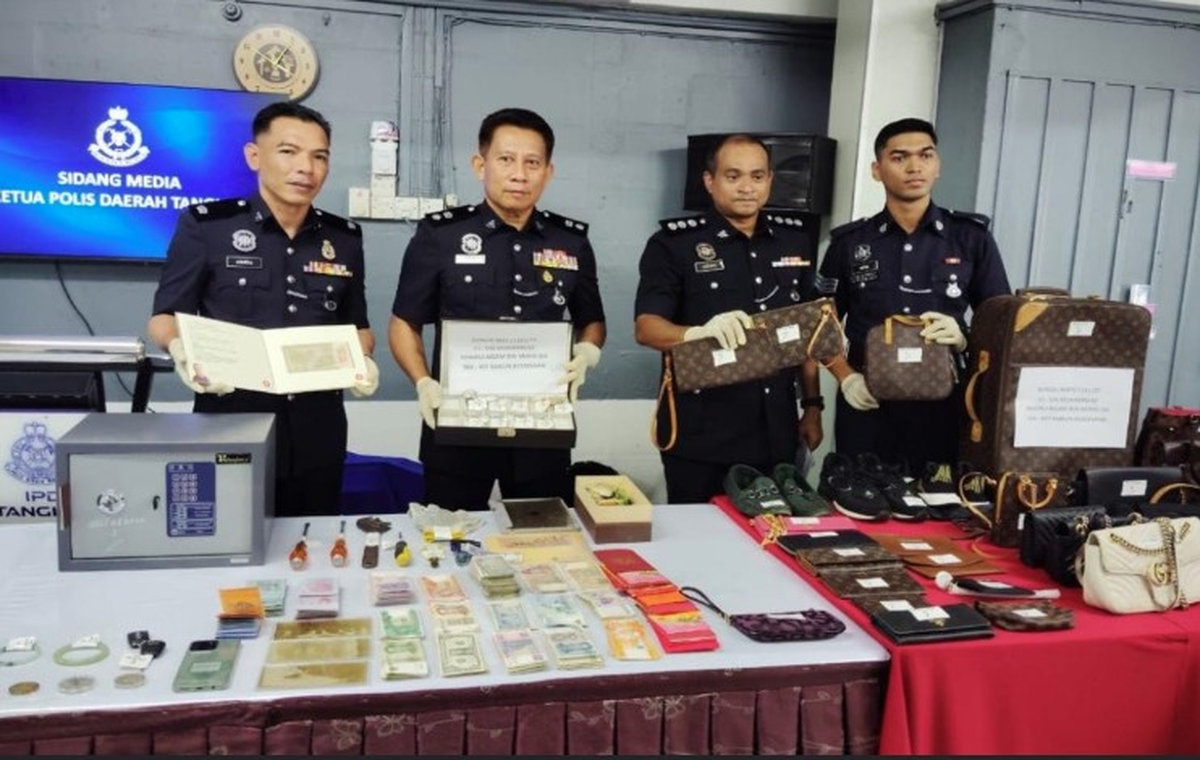 Ketua Polis Daerah Tangkak, Supt Roslan Mohd Talib (dua, kiri) menunjukkan barangan mewah yang dirampas pihaknya daripada seorang warga emas berusia 60 tahun yang aktif melakukan kegiatan pecah rumah dengan menyasarkan rumah mewah di sekitar daerah berkenaan sebagai target utama. (Kredit - IPD Tangkak) - via BERNAMA
