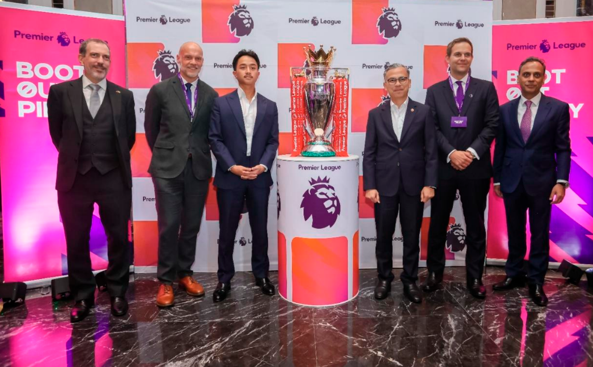FROM LEFT: Deputy British High Commissioner to Malaysia, David Wallace; Chief Executive Officer of Astro Malaysia Holdings Berhad, Euan Daryl Smith; YAM Tengku Panglima Perang, Tengku Ahmad Ismail Mu’adzam Shah; Minister of Communications, Yang Berhormat Datuk Fahmi Fadzil; Director of Legal – Enforcement, The Premier League, Stefan Sergot; and British High Commissioner to Malaysia, His Excellency Ajay Sharma CMG. – EDELMAN