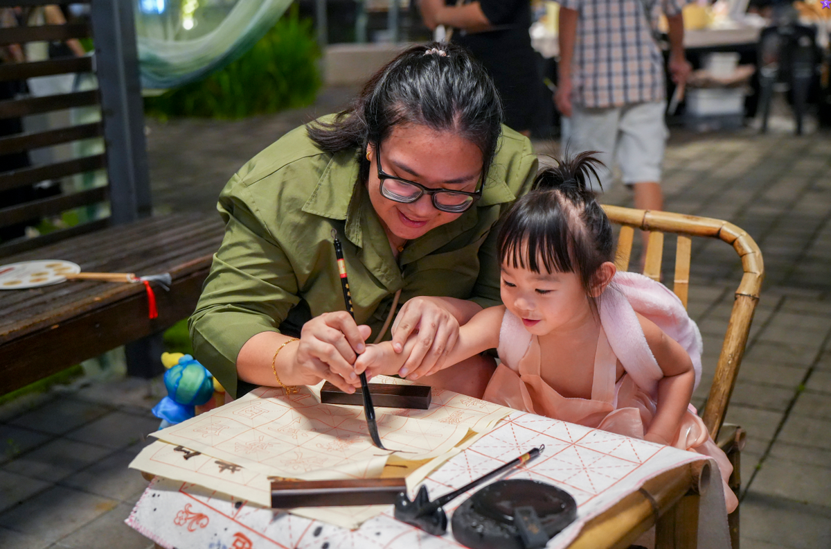 $!Shoppers immersing in the art of calligraphy