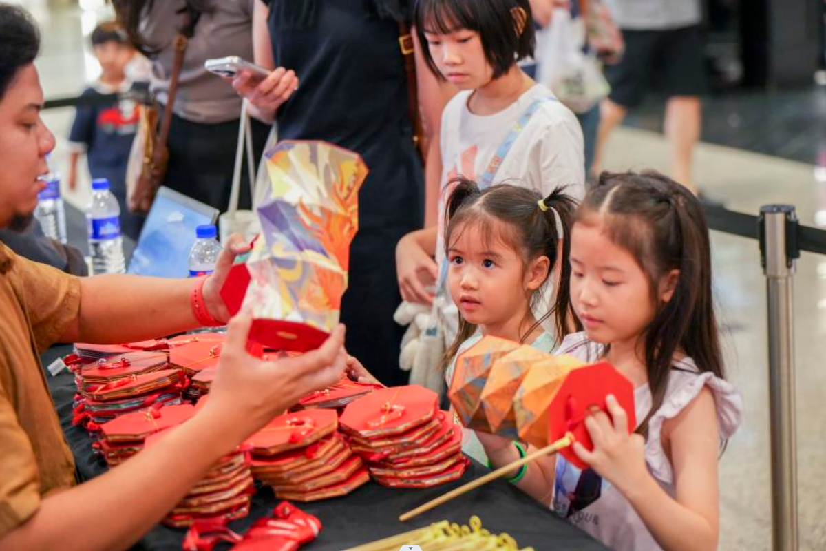 $!Collection of Free Lanterns for the Public