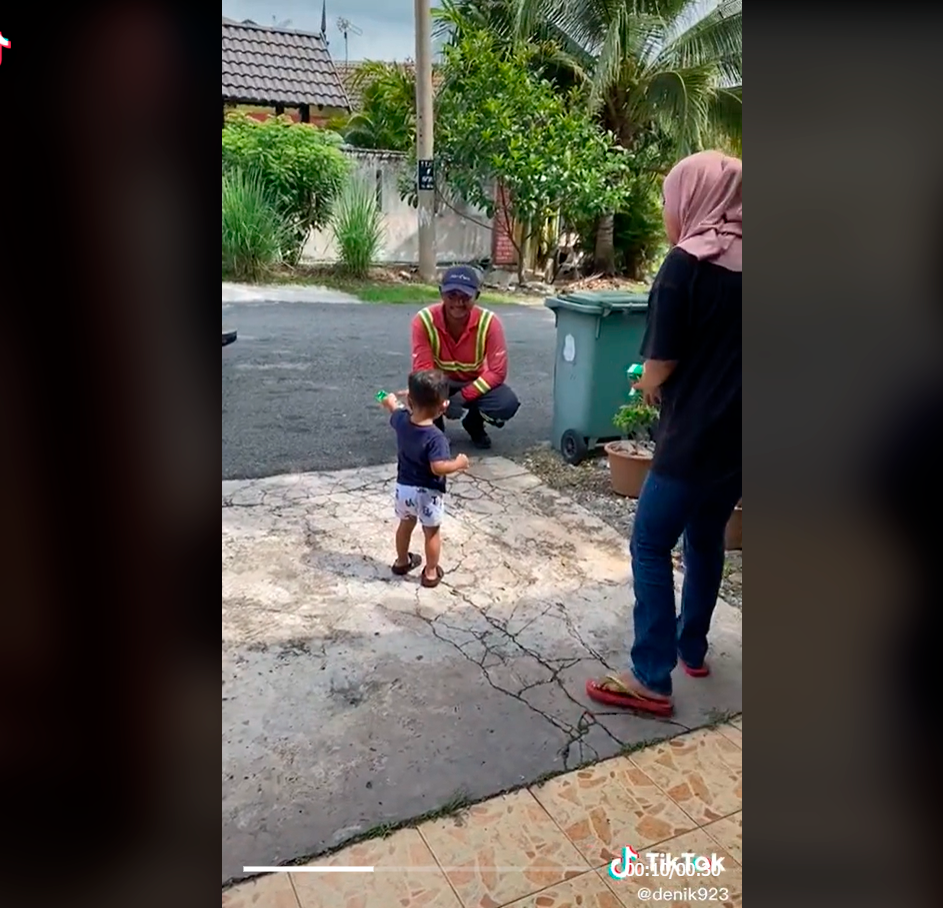 Parents teach child to be kind to garbage collector, receives praise