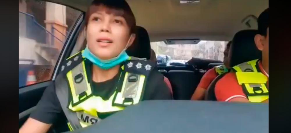 (Video) Malaysians fall in love with female PDRM officer’s stern approach to MCO
