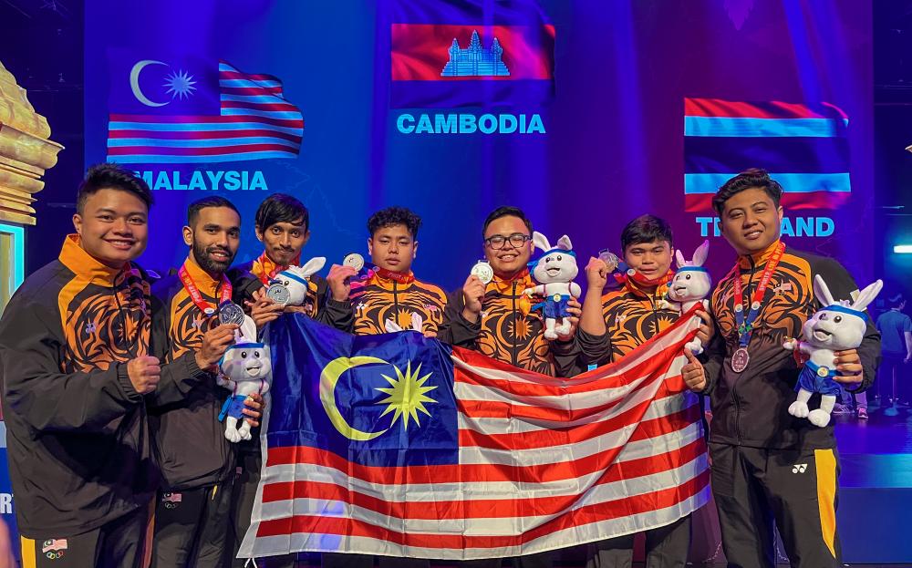 PHNOM PENH, 6 Mei -- Pasukan E-Sukan negara berjaya merangkul pingat perak selepas tewas kepada pasukan tuan rumah Kemboja dalam perlawanan akhir permainan 'Attack Online 2' berpasukan kumpulan pada Sukan SEA 2023 Phnom Penh Kemboja di Naga World 2 hari ini. fotoBERNAMA