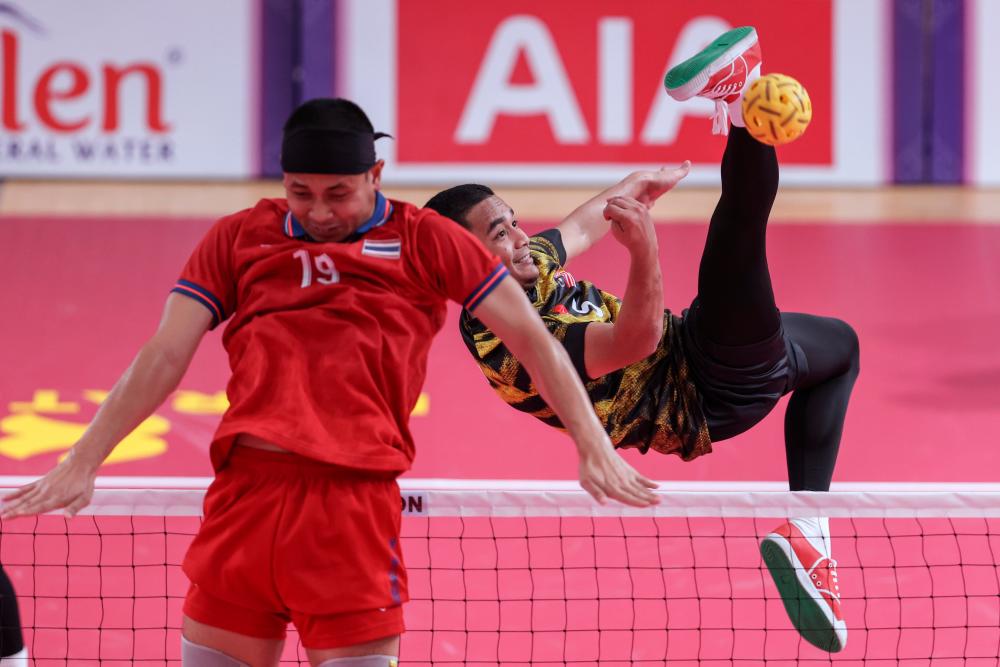 PHNOM PENH, May 16 -- Malaysian sepak takraw player Mohamad Azlan Alias (right) in action against the Thai team in the round robin men’s team event at the 2023 SEA Games at the NSTC Basketball Hall today. BERNAMAPIX