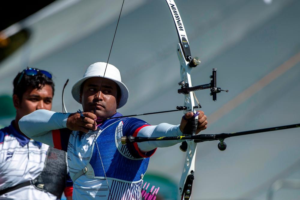 National archer Khairul Anuar Mohamad competes in the men’s archery team recurve category at the 30th SEA Games in the Philippines today. - Bernama