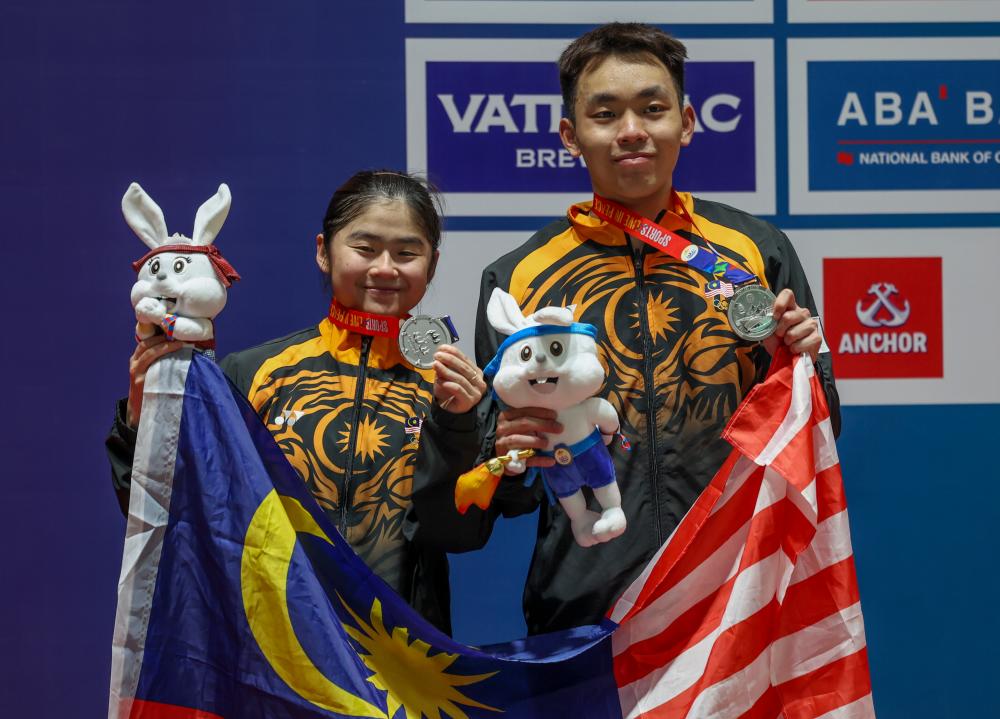 PHNOM PENH, May 16 -- The national mixed team of Yap Roy King (right) and Cheng Su Yin won the silver medal after losing to the Indonesian team at the Cambodia 2023 SEA Games today. BERNAMAPIX