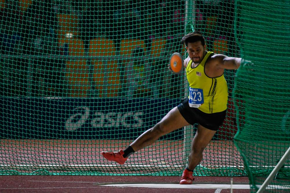 Athlete Muhammad Irfan Shamshuddin particiaptes in the men’s discus event at the 2019 SEA Games at New Clark City Athletics Stadium in Manila today. - Bernama