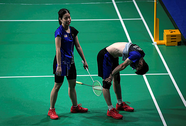 National badminton athletes Goh Soon Huat (right) and Shevon Lai reacts after their defeat at the SEA Games 2019 in Manila, today — Bernama