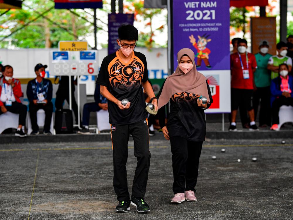 HANOI, May 17 - National Petanque Athletes Syed Afiq Fakhri Syed Ali and Sharifah Afiqah Farzana when playing against the Cambodian team in the semi -finals of the Mixed Doubles petanque competition at the 2021 SEA Games at the Hanoi Sports Training and Competition Center today. BERNAMAPIX