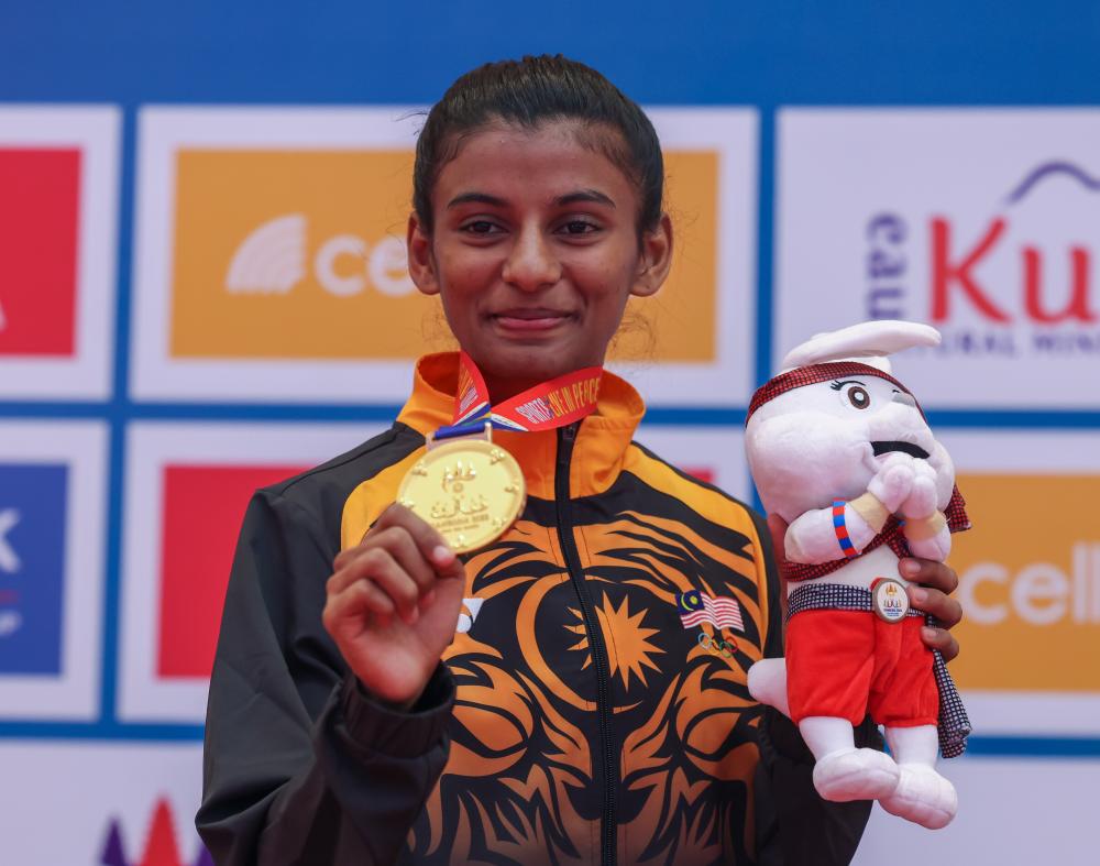 PHNOM PENH, May 6 -- The country’s female karate athlete C Shamalarani shows off the gold medal she won in the women’s Karate Kumite event of the SEA Games 2023 Phnom Penh Cambodia at the Chroy Changvar Convention Center today. BERNAMAPIX