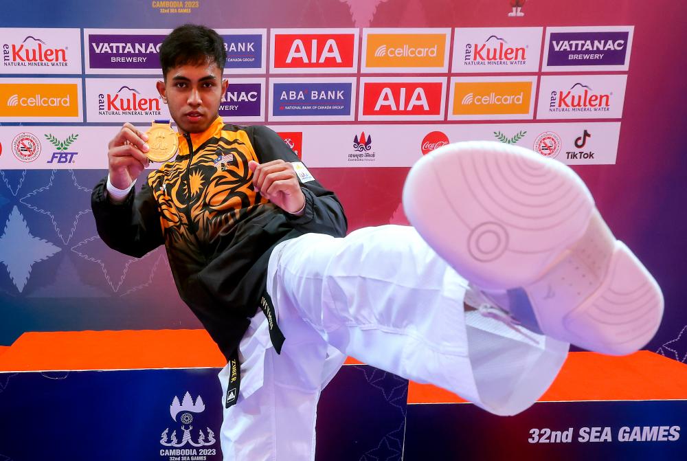 PHNOM PENH, May 15 -- Taekwondo athlete Muhammad Syafiq Zuber poses for a photo after his action against Indonesian athlete Naufal Khairudin Osanando in the Under 80 Kilogram Men’s Kyorugi final at the 2023 SEA Games at Chroy Changvar Convention Center today. BERNAMAPIX