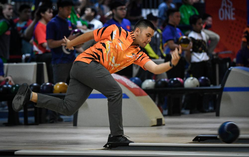 National bowler Muhammad Rafiq Ismail competes in the men’s double final in the 2019 SEA Games at Coronado Lanes Starmall Edsa in Manila today. - Bernama