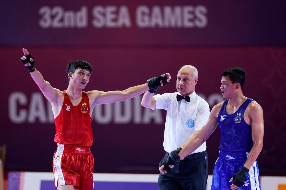 PHNOM PENH, 13 Mei -- Atlet Kick Boxing Malaysia Ahmad Nor Iman Hakim Rakib menjuarai perlawanan menentang atlet dari Indonesia Muharram Syach Firman acara akhir Kick Light 69 Kilogram pada Sukan SEA 2023 di Elephant Hall, Stadium Nasional Morodok Techo hari ini. fotoBERNAMA