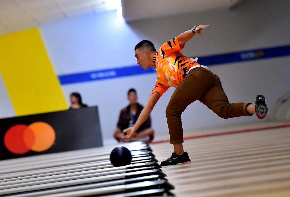 Bowler Timmy Tan takes part in the men’s singles final at the 30th SEA Games at Coronado Lane in Starmall EDS in Manila today. - Bernama