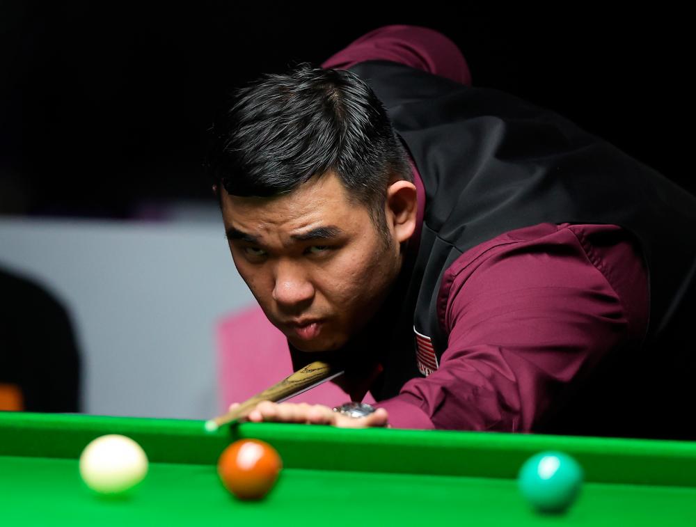 PHNOM PENH, May 14 -- National billiards athlete Thor Chuan Leong in action against a Thai player in the men’s Snooker final at AEON Mall Sen Sok City yesterday. BERNAMAPIX