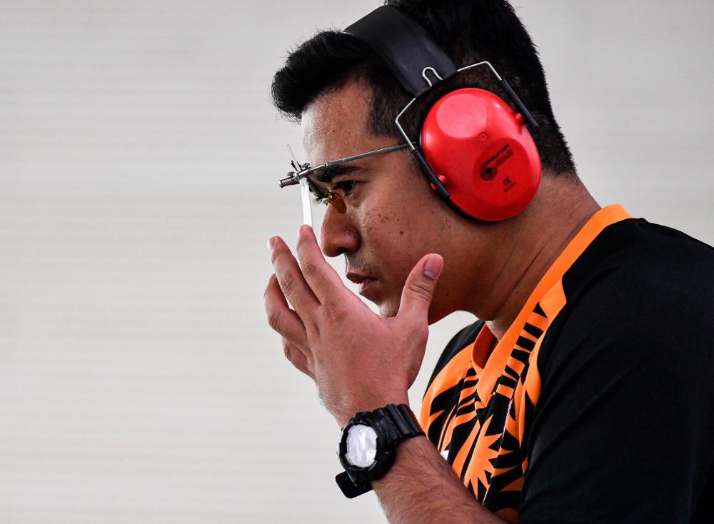 HANOI, May 16-National shooting athlete, Hafiz Adzha while competing in the Men’s 25 meter Rapid Fire Pistol event in conjunction with the 31st SEA Games at the Hanoi National Sports Training Center today. He managed to win a Silver medal in the event. BERNAMAPIX