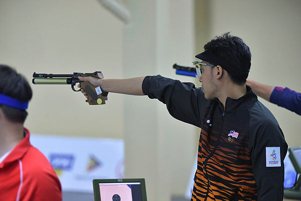 National shooter Johnathan Wong in the 10m pistol event in the Marine Corps Training Centre in Manila today — Bernama
