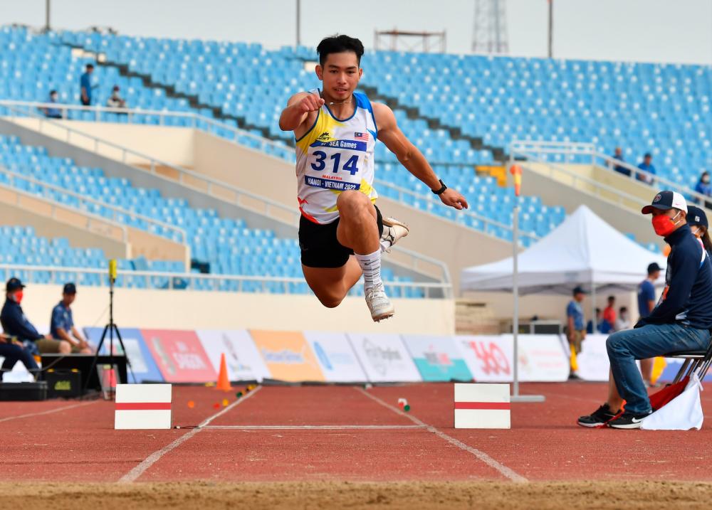 HANOI, 17 Mei -- Atlet Lompat Kijang Lelaki negara Andre Anura Anuar beraksi cemerlang untuk memenangi pingat Emas pada Sukan SEA ke-31, di My Dinh National Stadium, Hanoi hari ini. fotoBERNAMA