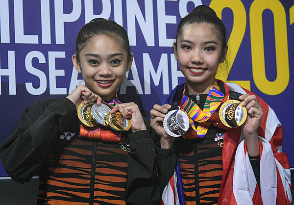 National gymnasts Koi Sie Yan and Izzah Amzan show off their medals at the 2019 Sea Games in Manila — Bernama