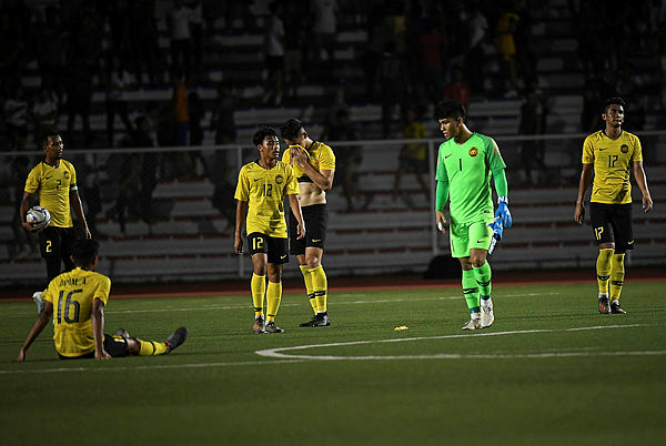 The reaction of the Malaysian football team during a SEA Games match after losing to the Philippines at the Rizal Memorial Stadium yesterday — Bernama