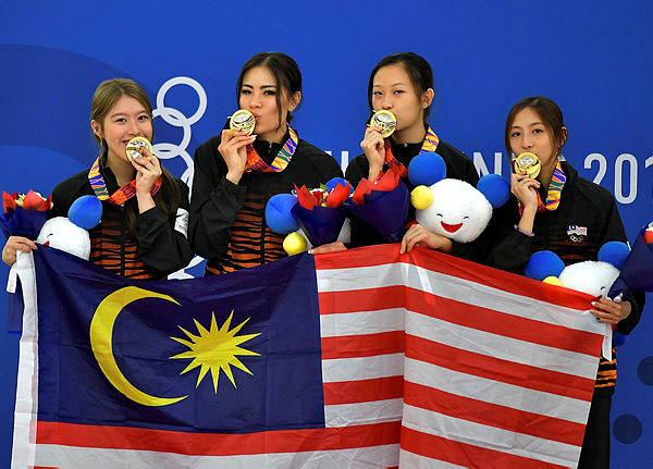 National ice skaters from the left, Ashley Chin, An Ja Chong, Kynie Chan, and Dione Tan wins the gold model at the 3,000m relay in SM Mall Skating Rink here yesterday — Bernama