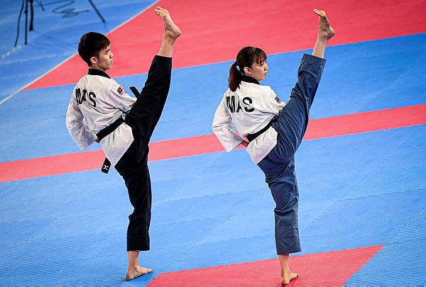 National Taekwondo atheletes Nurul Hidayah and Jason Loo at the Recognized Poomsae event at the SEA Games 2019 in Manila, today — Bernama