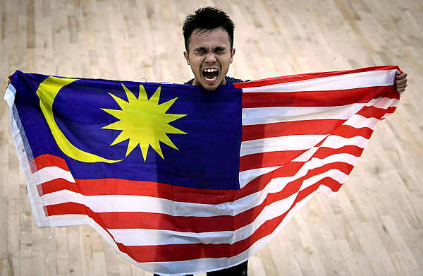 Malaysian squash athlete celebrates his win after defeating Filipino athelete Robert Garcia at the Marine Polo club yesterday — Bernama