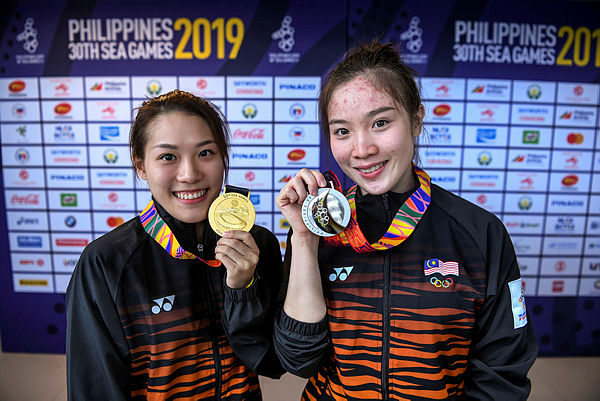 National diving athletes Ng Yan Tee and Jasmine Yee shows of their gold and silver medals for the SEA Games 2019 in New Clark City, Philippines — Bernama