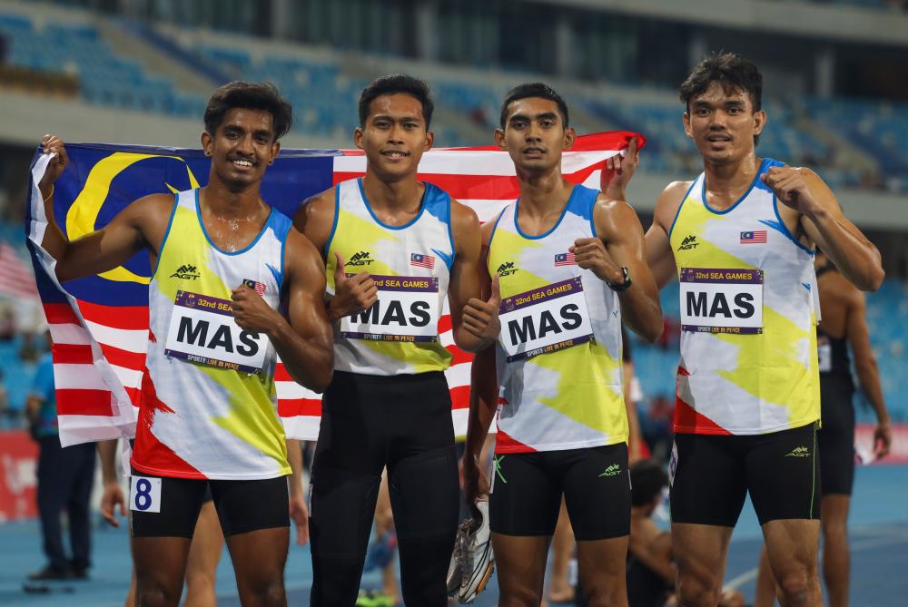 PHNOM PENH, May 12 -- National men’s 4x400 quarter Umar Osman (second, left) with teammates who successfully clinched the bronze medal in the Men’s 4x400 final of the Cambodia 2023 SEA Games at the Morodok Techo National Stadium today. BERNAMAPIX