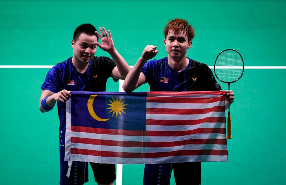 National doubles pair Aaron Chia and Soh Wooi Yik celebrate their victory after defeating Thai pair Bodin Isara and Maneepong Jongjit in the men’s badminton doubles finals at the 2019 SEA Games at the Muntinlupa sports complex in Manila today today. - Bernama