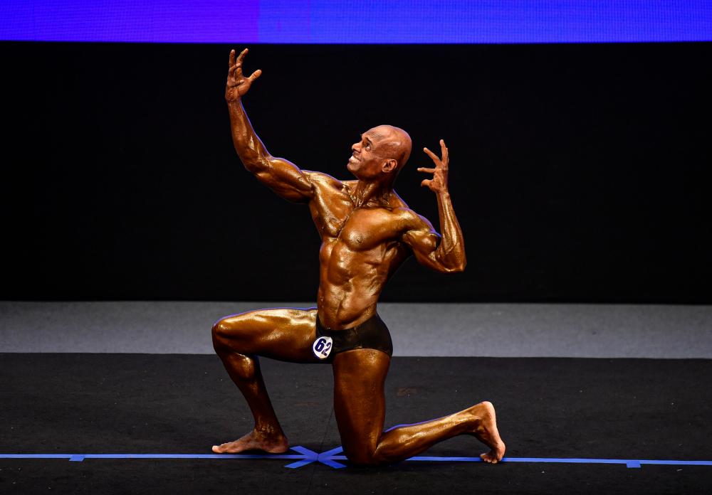 HANOI, May 15 - National bodybuilder Mohd Syarul Azman Mahen Abdullah showed off his muscle mass and body symmetry at the ‘Men’s Athletics Physique’ final in conjunction with the 2021 Sea Games at the Hanoi Sports Training and Competition Center today. BERNAMAPIX