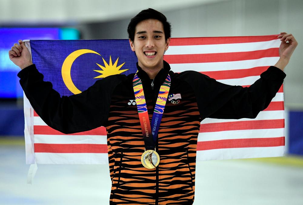 Ice skater Julian Yee Zhi-Jie celebrates his Gold medal in the Senior men’s figure skating event at the 2019 Manila SEA Games at SM Meganmall today. He won the gold medal after posting a high score of 202.62 - Bernama