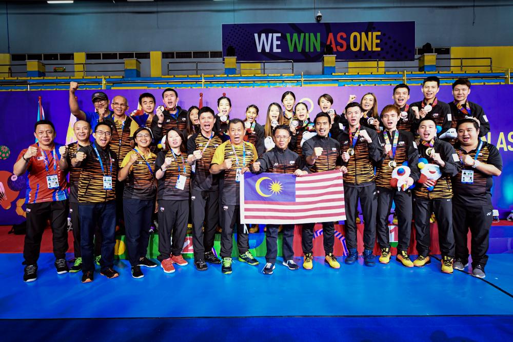 Malaysian Olympic Council president Datuk Seri Mohamad Norza Zakaria (front, center) poses with the country’s badminton squad at the 2019 SEA Games at the Muntinlupa Sports Complex in Manila today. - Bernama