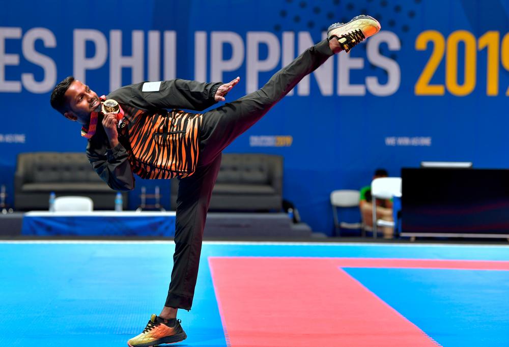 Malaysia’s karate exponent, Selvam Prem Kumar, in action en route to clinching gold in the under-55kg, in the 2018 SEA Games, at the Philippines International Trade Centre, on Dec 7, 2019. — Bernama