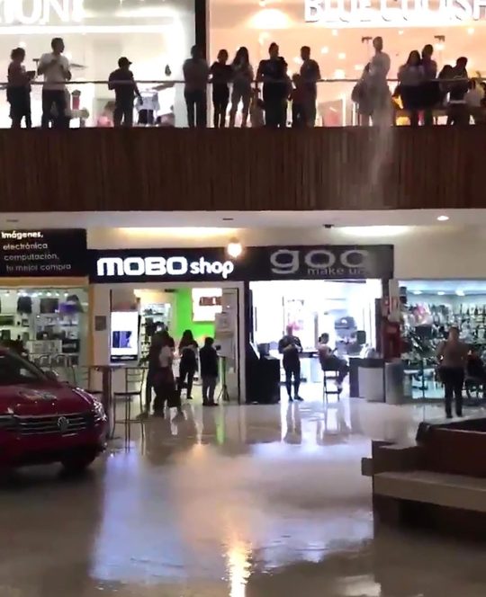 Live band plays Titanic theme song as mall takes in water
