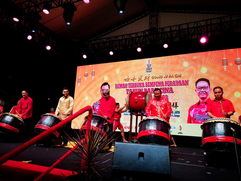 From left: Teng, Tengku Amir, Sultan Sharafuddin and Amirudin beating the drums to signal the start of the festivities.