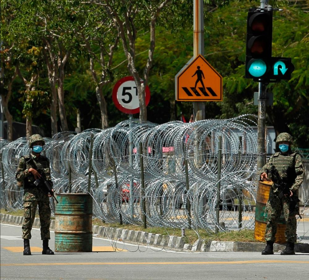 Officers from the Malaysian Armed Forces man an area surrounding the Selayang wholsesale market, on April 20, 2020. — Sunpix