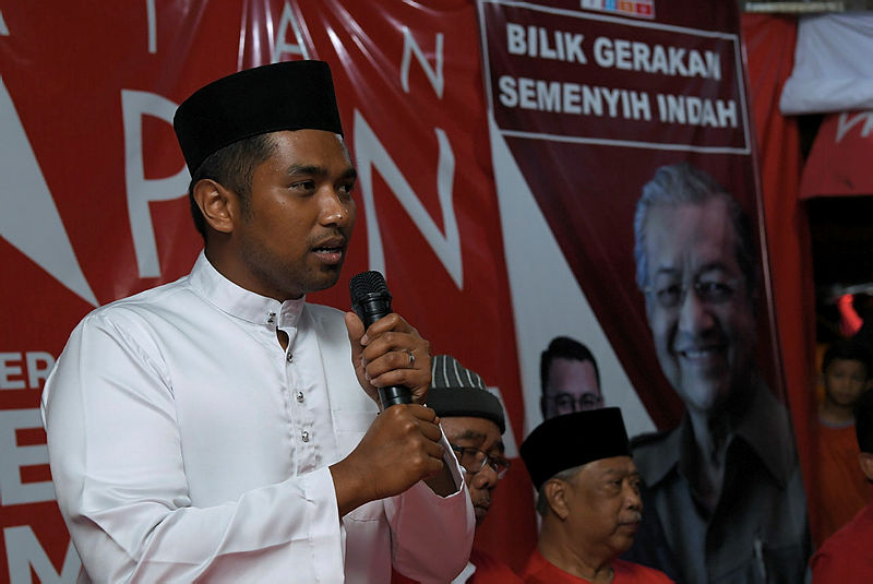 Pakatan Harapan’s candidate for the Semenyih by-election, Muhammad Aiman Zainali, speaks at a ceramah, on Feb 21, 2019. — Bernama