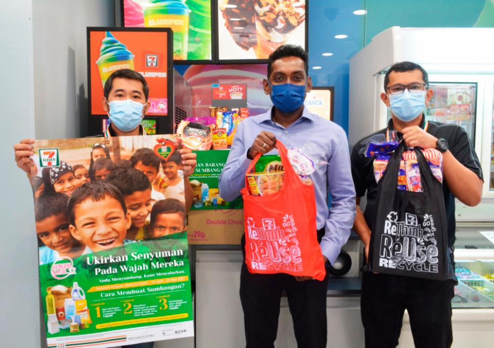 (from left) 7-Eleven Malaysia’s General Manager of Marketing, Ronan Lee, General Manager of Operations, Christopher Anthony, and Senior Operations Manager, Azrulnizam Azhar at the launch of Semurni Kasih 2021.