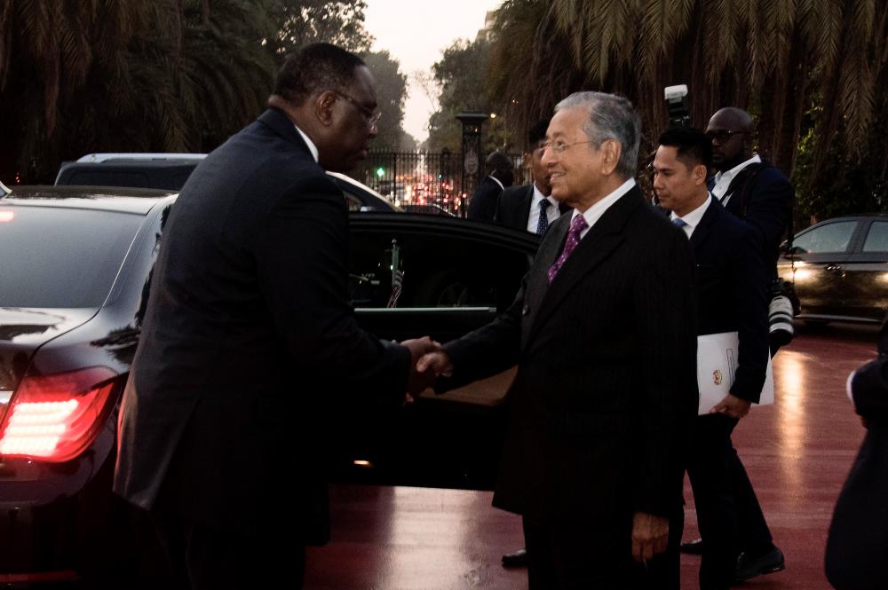 Prime Minister Tun Dr Mahathir Mohamad welcomed by Senegal's President Macky Sall ahead of their talks at the Presidential Palace here on, Jan 17, 2019. — Bernama